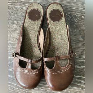 Women’s Mudd Gordon Slip On Flats Size 10